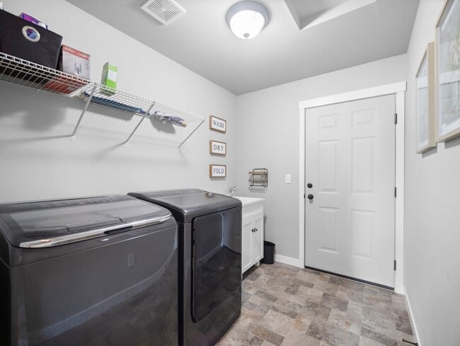 Building Photo - Beautiful home 5MILE/Big Yard & Garage (Furnished)