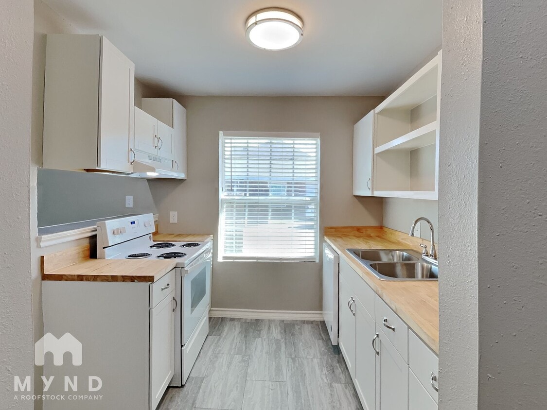 Building Photo - 1507 Cardinal Dr