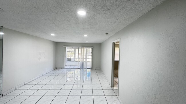 Building Photo - 5535 Lakewood Cir