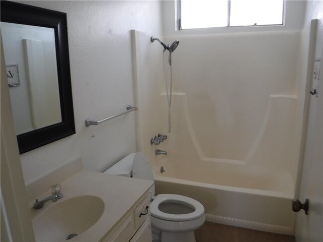 Building Photo - 500 Poinsettia Ave