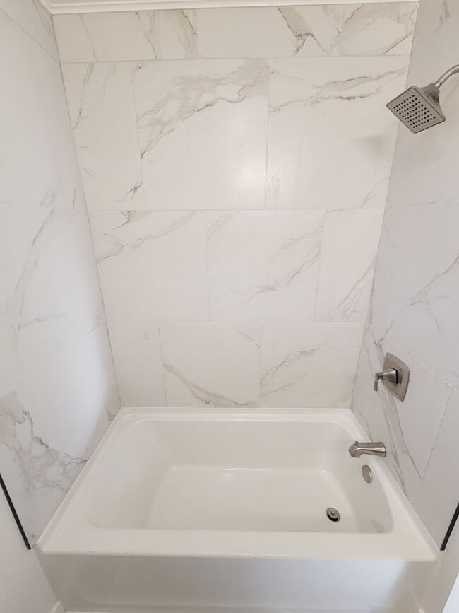 Building Photo - Three Bedroom Ranch Style House in Madison Heights