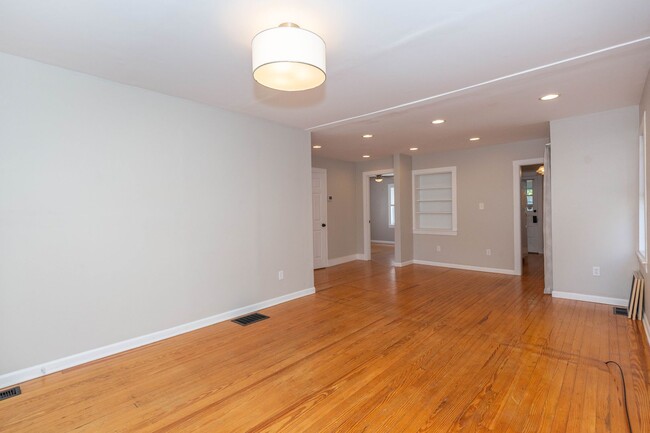 Building Photo - 2 Bed, 1 Bath Rancher in Charles Town, WV