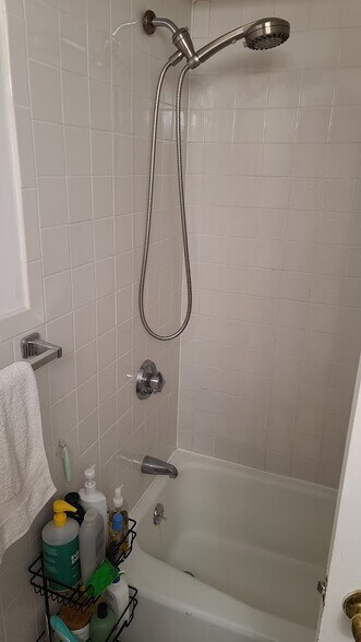 Building Photo - 19 Hunting St