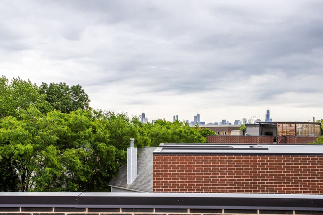 Building Photo - 3019 N Clybourn Ave