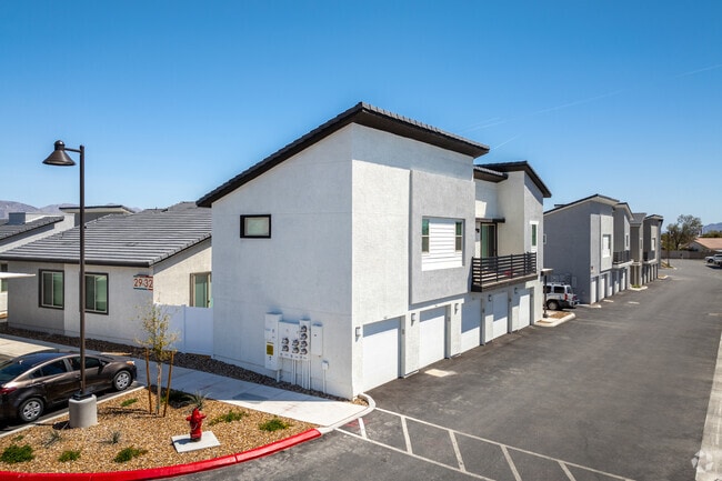 Building Photo - Quarter North