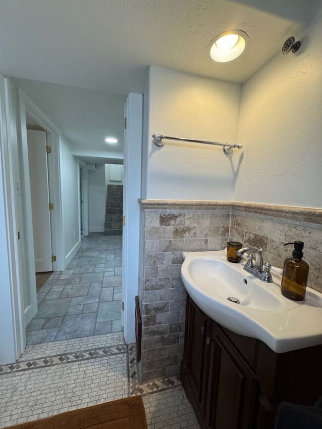 Building Photo - 3076 Melbourne St