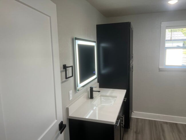 Building Photo - 3 Bed 2 Bath Apartment