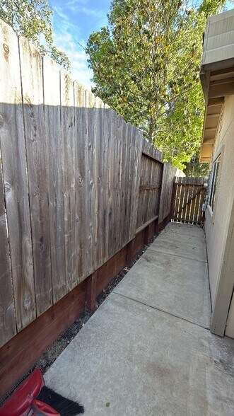 Building Photo - 4803 Lewis Carroll Way