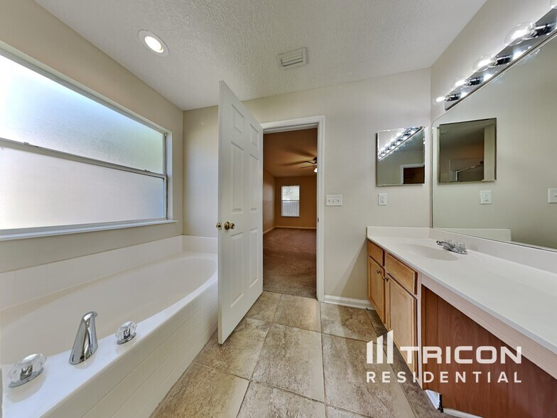 Building Photo - 7134 Beekman Lake Dr