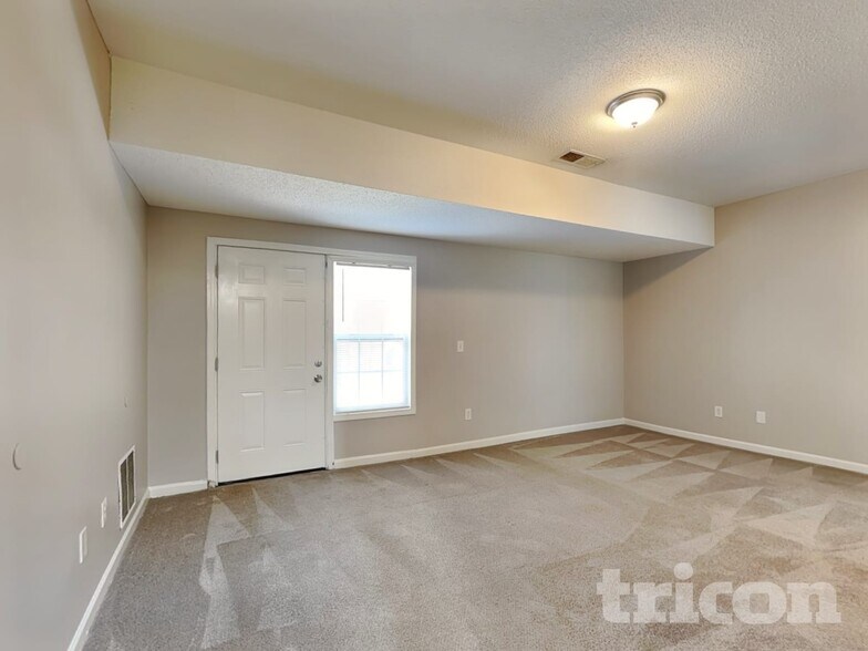 Building Photo - 5731 Newnan Cir