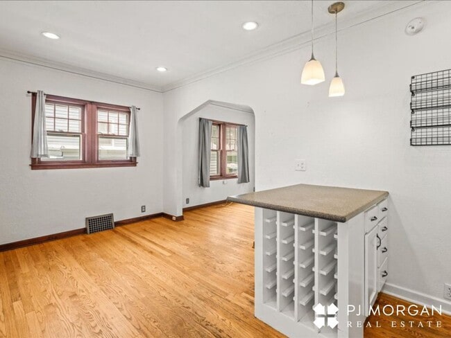 Building Photo - 2 bedroom, 1.5 Bathroom House Available Im...