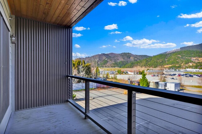 Building Photo - 834 Mc Kinley Ave W