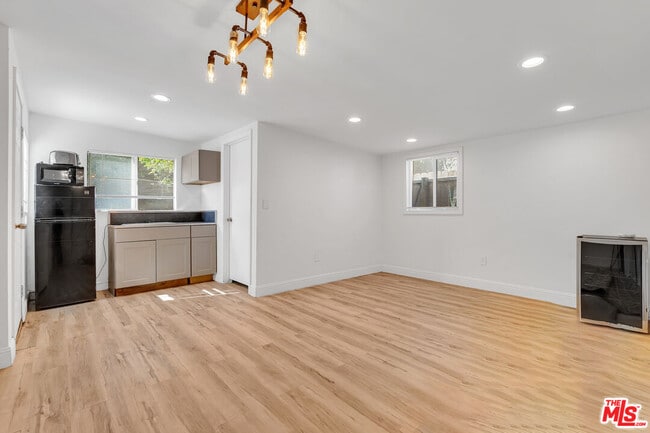 Building Photo - 1906 Veteran Ave