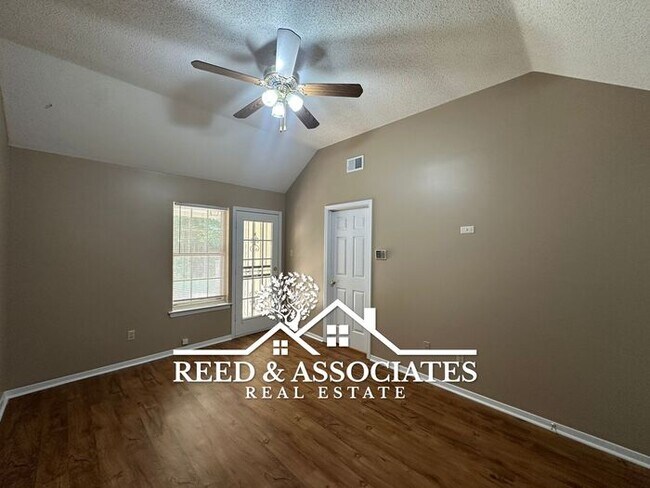 Building Photo - 3 Bedroom Townhome in Cordova