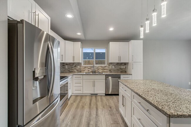 Building Photo - Gorgeous Three Bedroom/Two Bathroom