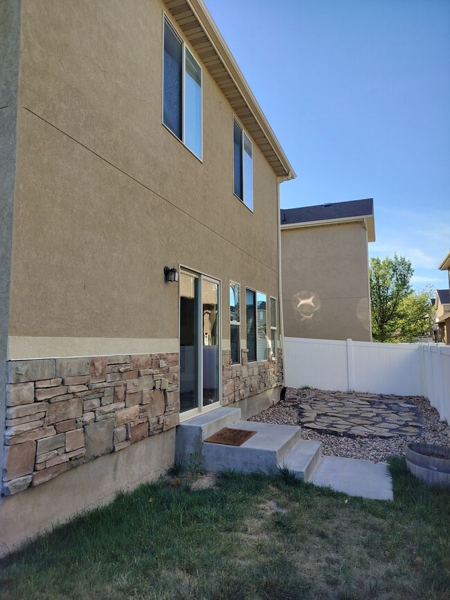 Building Photo - Modern 4bd/2.5ba Riverton Home! Amazing lo...