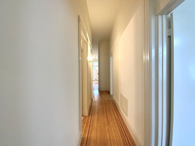 Building Photo - SPACIOUS 4BR! Laundry IN-UNIT! Great Locat...