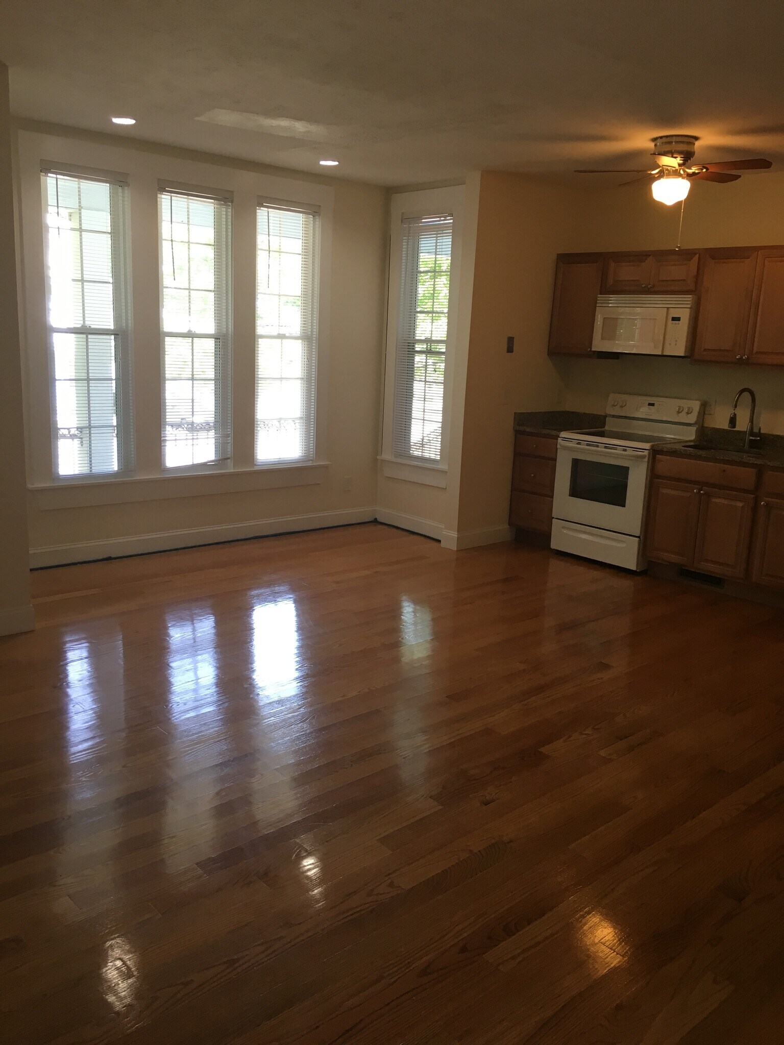 Building Photo - 406 Pawtucket St