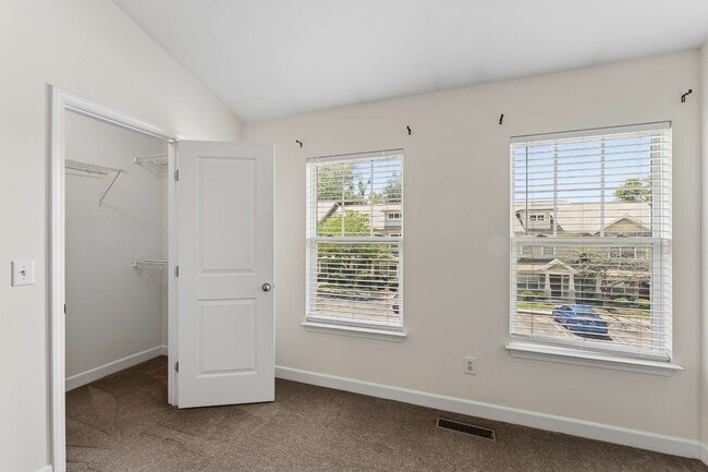 Building Photo - 553 Rosedale Ave