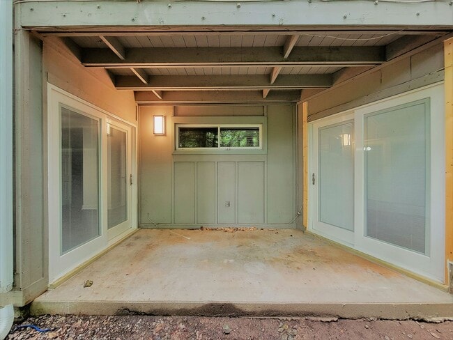 Building Photo - Remodeled 3 Bedroom 2 Bath Condo in Bon Air