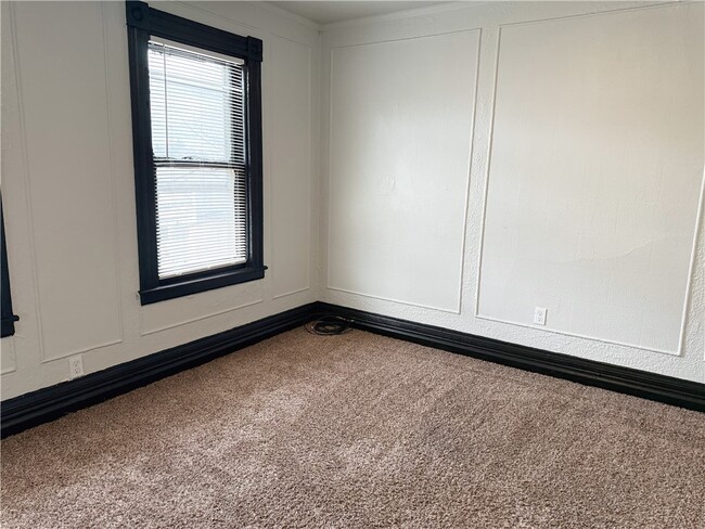 Building Photo - 6-7 Calihan Park