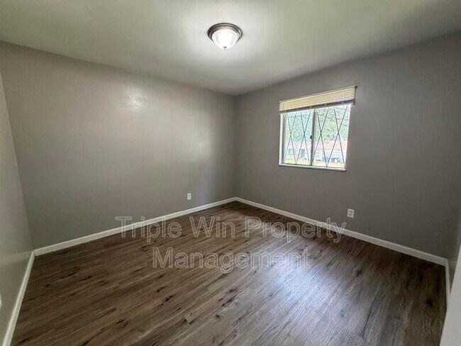 Building Photo - 11050 Linnell Dr