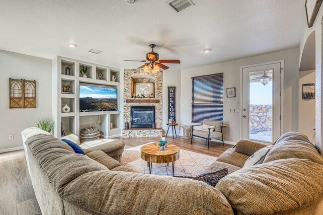 Building Photo - Beautiful Westside home FURNISHED with 4 b...