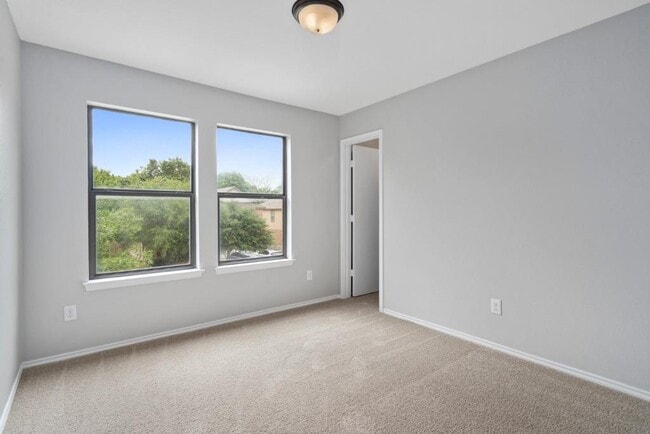 Building Photo - 1132 Hyde Park Dr