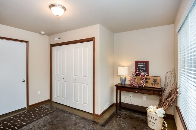 Building Photo - Luxury Iowa City townhouse close to UIHC and Kinnick