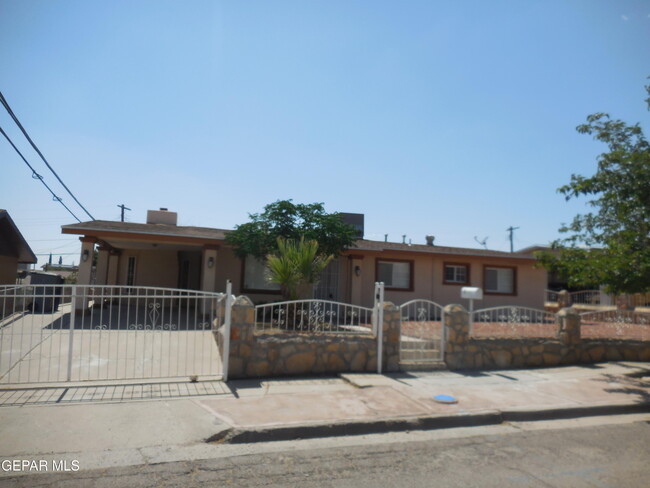 Primary Photo - 1127 Del Norte St