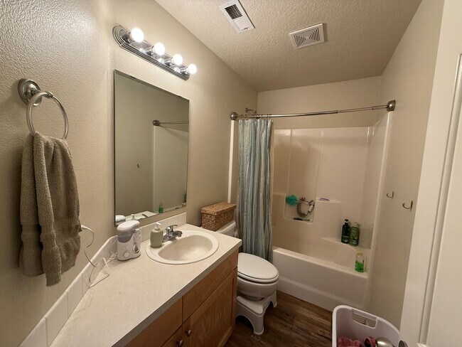 Building Photo - Fantastic 3 Bed/2.5 Bath Single Family Home in SE Bend