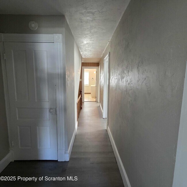 Building Photo - 1165 W Elm St