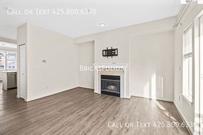 Building Photo - Prime Bellevue Location – Parkside Townhom...