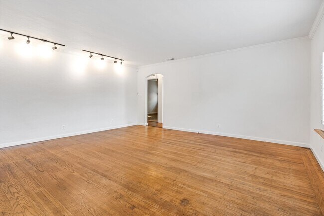 Building Photo - Updated 3 bedroom 2 bathroom single family home within walking distance to the Sonoma Town Square...