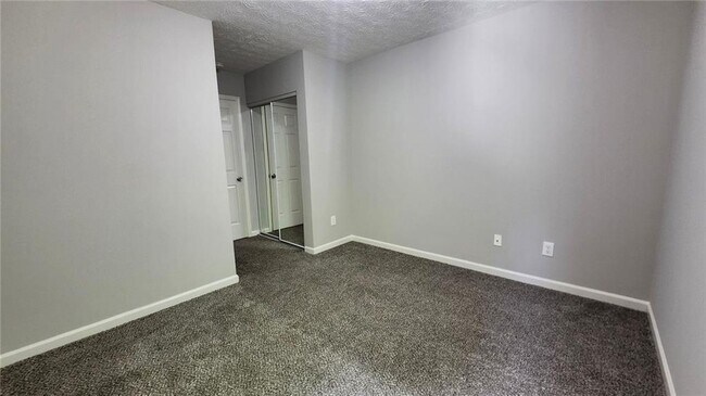 Building Photo - 281 Silver Ridge Dr