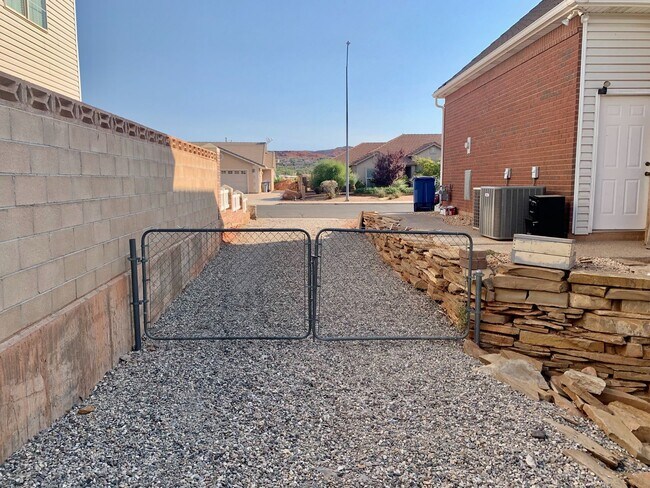 Building Photo - Large Home with Fully Fenced Yard