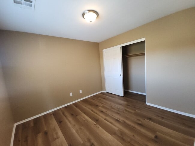 Building Photo - Beautiful detached home with fully fenced back yard.