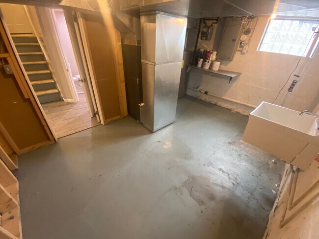 Building Photo - 4 Bedroom- Grandview