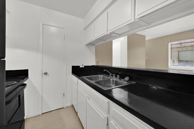 Building Photo - Make this charming studio your new home!