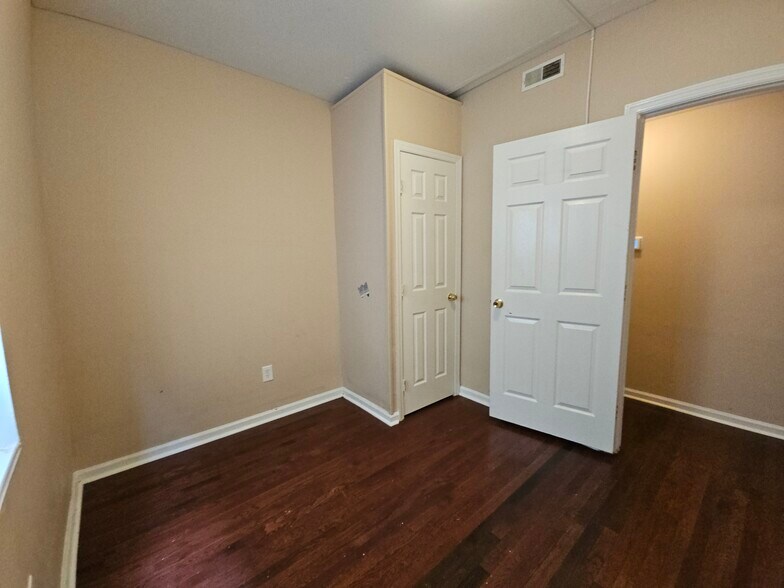 Building Photo - 522 N Indiana Ave