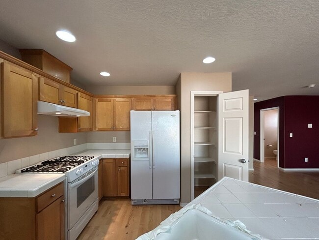 Building Photo - Gorgeous 4 Bed, 2.5 Bath House!
