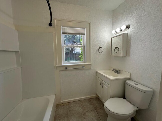 Building Photo - 2421 Isabella St