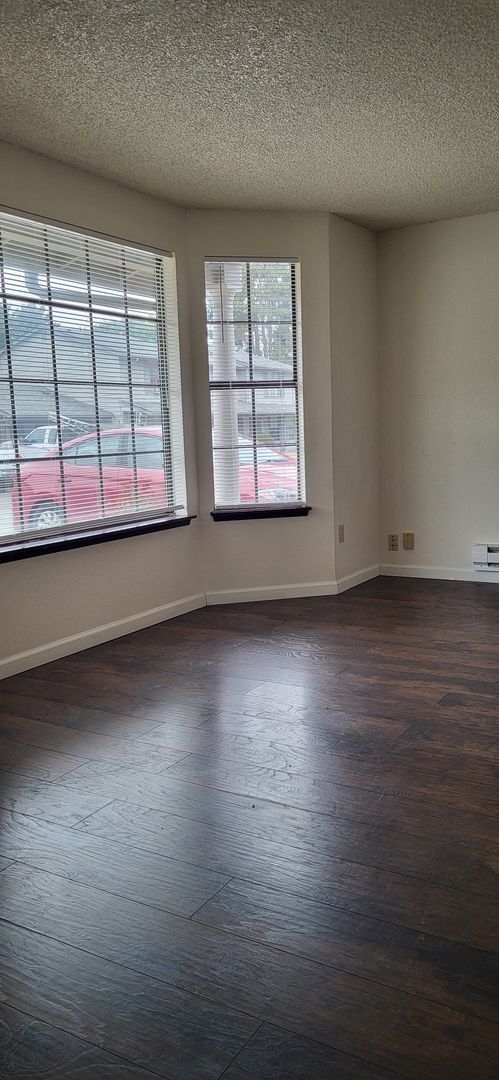 Building Photo - Nice 3 Bedroom 1 1/2 Bath Townhouse in Tac...
