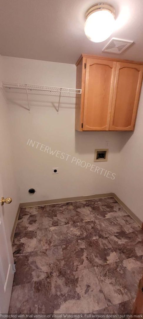 Building Photo - Spacious & Beautiful 4 bd 2.5 ba, 2 Story Battle Ground Home w/ A/C, Fireplace & so much More!