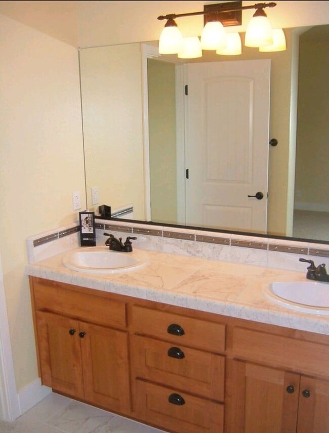 Building Photo - One Time-Lease-Up Adorable Craftmans Style...