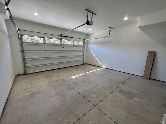 Building Photo - 331 Talons Dr