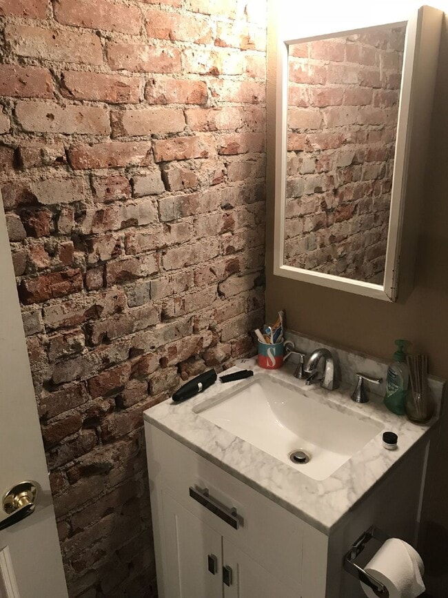 Building Photo - Adorable Studio in 1909 Building! Heart of Capitol Hill