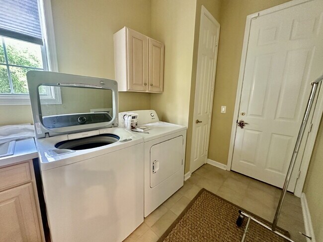 Building Photo - Spacious Beautifully Appointed Two Bedroom...