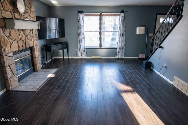 Building Photo - 15 Longwood Dr