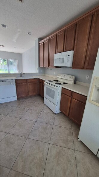 Building Photo - 10450 Manderley Way